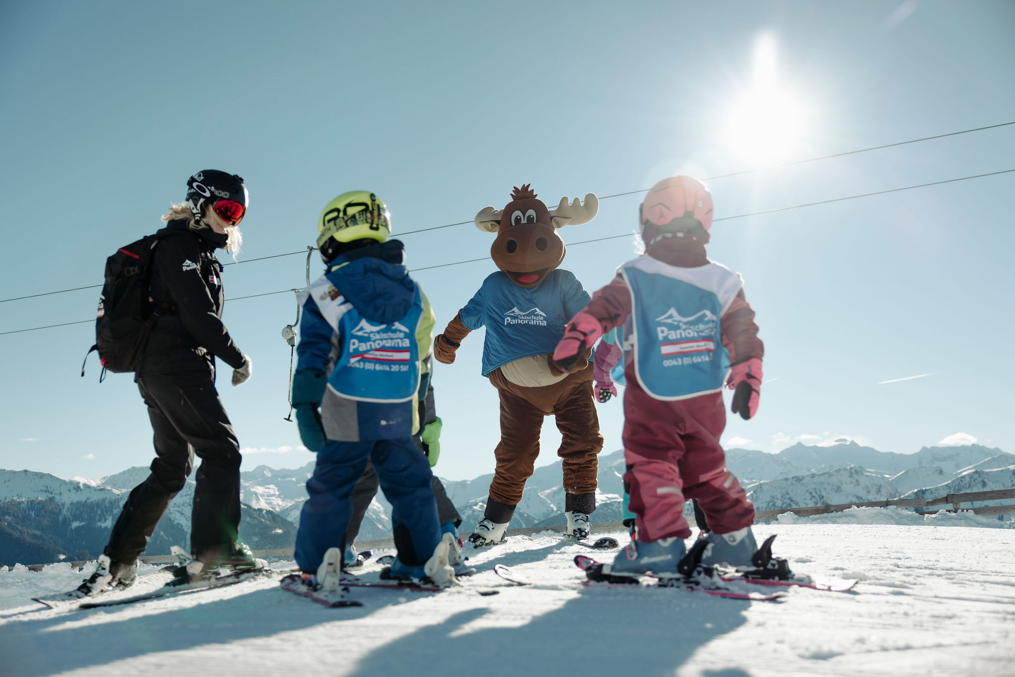 Panschi lernt kleines Mädchen spielerisch SKifahren