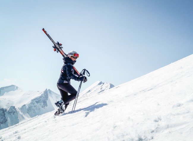 Skilehrerin im Skigebiet
