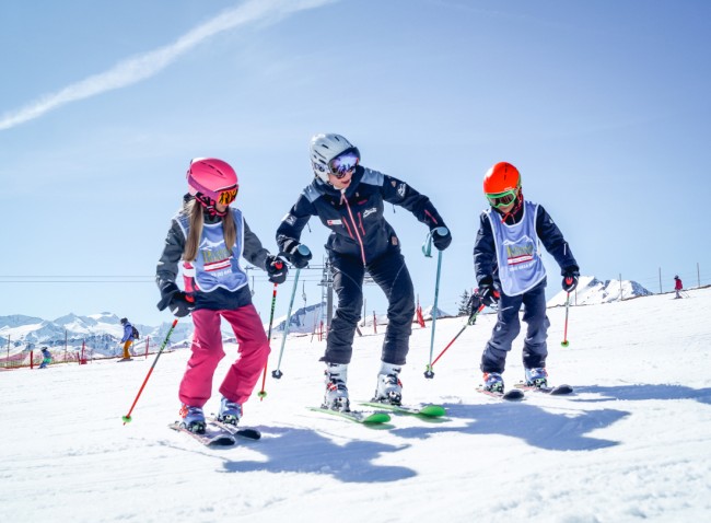 Kinderskikurs mit erfahrenen Lehrerinnen und Skilehrern