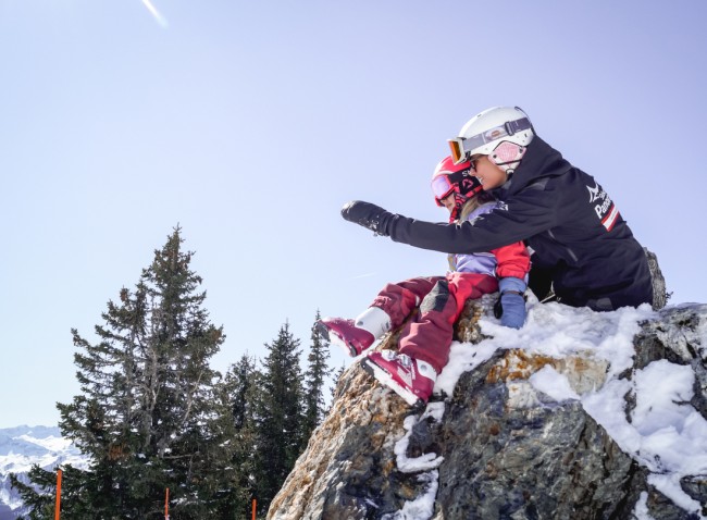 Skilehrerin mit Skikurskind